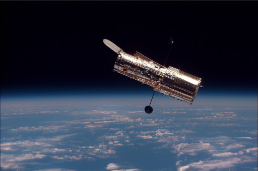 Das Hubble-Weltraumteleskop nach der Trennung von dem Shuttle Discovery im Jahr 1997 (Mission STS-82). Bild: NASA, http://apod.nasa.gov/apod/ap021124.html