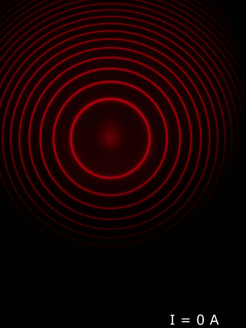 Aufspaltung der Interferenzringe der roten Cadmium-Linie (643,8 nm) bei verschiedenen Spulenströmen. Transversaler Zeeman-Effekt. Fotos: D. Nordmann (CC BY-NC-SA 4.0)