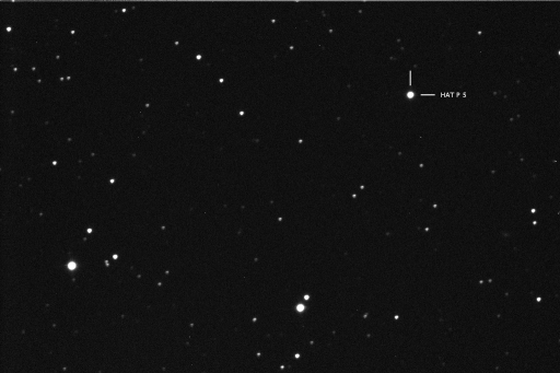 Eine kalibrierte Aufnahme des beobachteten Himmelbereichs. Der Stern HAT-P-5 besitzt einen Jupiter-ähnlichen Exoplaneten und ist in diesem Bild gekennzeichnet. Das Sichtfeld der Bildhorizontalen entspricht etwa 8 Bogenminuten. Oben ist Norden, links ist Osten. Bild: J. Ohlert, Michael-Adrian-Observatorium, Trebur